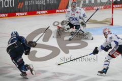 Penny DEL - Eishockey - Saison 2021/22 - ERC Ingolstadt - Schwenninger Wild Wings - Louis-Marc Aubry (#11 ERCI) - Joacim Eriksson Torwart (#60 Schwenningen) -  Foto: Jürgen Meyer