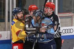 DEL; Playoffs; ERC Ingolstadt - DEG Düsseldorf; Streit Schlägerei, Marko Friedrich (67 ERC) Mikko Kousa (Nr.8 - DEG)