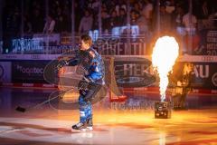 DEL; ERC Ingolstadt - Dresdner Eislöwen; vor dem Spiel Einmarsch durch den Pantherkopf Ellis Morgan (4 ERC)  Feuer