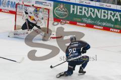 Penny DEL - Eishockey - Saison 2021/22 - ERC Ingolstadt - Red Bull München - Daniel Pietta (#86 ERCI) - Danny aus den Birken Torwart (#33 München) -  Foto: Jürgen Meyer