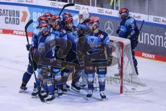 DEL - Eishockey - ERC Ingolstadt - Düsseldorfer EG - Sieg Jubel nach dem Spiel bei Torwart Nicolas Daws (35 ERC) mit Daniel Pietta (86 ERC) Ben Marshall (45 ERC) Simon Schütz (97 ERC) Morgan Ellis (4 ERC)