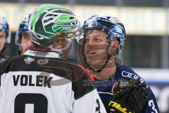 Penny DEL - Eishockey - Saison 2021/22 - ERC Ingolstadt - Krefeld Pinguine - Simon Gnyp (#3 ERCI) - Justin Volek (#9 Krefeld) - nach dem Spiel -  Foto: Jürgen Meyer