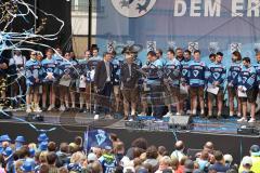 ERC Ingolstadt - Vizemeisterschaftsfeier am Rathausplatz - Saison 2022/2023 - Fans am Rathausplatz - Banner - Choreo - Die Mannschaft auf der Bühne - Mark French - - Foto: Meyer Jürgen