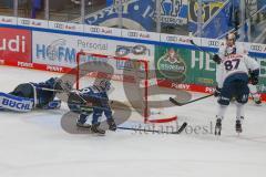 Penny DEL - Eishockey - Saison 2021/22 - ERC Ingolstadt - Red Bull München - Der 1:4 Führungstreffer durch Philip Gogulla (#87 München) - Austin Ortega (#8 München) - Kevin Reich Torwart (#35 ERCI)  -  jubel - Samuel Soramies (#28 ERCI) - Foto: Jürgen Mey