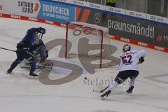 DEL - Eishockey - Saison 2020/21 - ERC Ingolstadt - EHC Red Bull München - Patrick Hager (#52 München) mit einer Torchance - Michael Garteig Torwart (#34 ERCI) - Fabio Wagner (#5 ERCI) - Foto: Jürgen Meyer