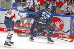 Penny DEL - Eishockey - Saison 2021/22 - ERC Ingolstadt - Adler Mannheim -  Florian Elias (#77 Mannheim) - Samuel Soramies (#28 ERCI) - Louis Brune (#50 ERCI) - Check an der Bande - Foto: Meyer Jürgen