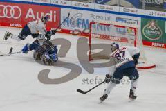 Penny DEL - Eishockey - Saison 2021/22 - ERC Ingolstadt - Red Bull München - Der 1:4 Führungstreffer durch Philip Gogulla (#87 München) - Austin Ortega (#8 München) - Kevin Reich Torwart (#35 ERCI)  -  jubel - Foto: Jürgen Meyer