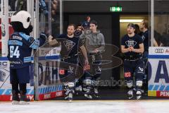 DEL; Playoffs; ERC Ingolstadt - DEG Düsseldorf; Sieg Jubel Freude Halbfinale erreicht, Fan Fankurve Banner Fahnen Spruchband Spieler bedanken sich bei den Fans