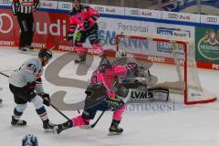 Penny DEL - Eishockey - Saison 2021/22 - ERC Ingolstadt - Nürnberg Ice Tigers - Niklas Treutle Torwart (#31 Nürnberg) - Mirko Höflin (#10 ERCI) - Daniel Schmölz (#25 Nürnberg) -  Foto: Jürgen Meyer