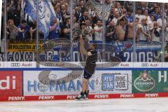 DEL; Playoffs; ERC Ingolstadt - DEG Düsseldorf; Sieg Jubel Freude Halbfinale erreicht, Fan Fankurve Banner Fahnen Spruchband Spieler bedanken sich bei den Fans, Stefan Matteau (17 ERC)