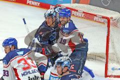 Penny DEL - Eishockey - Saison 2021/22 - ERC Ingolstadt - Adler Mannheim -  Lean Bergmann (#19 Mannheim) - Leon Hüttl (#25 ERCI) - Foto: Meyer Jürgen