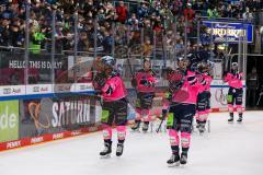 Penny DEL - Eishockey - Saison 2021/22 - ERC Ingolstadt - Nürnberg Ice Tigers - Die Spieler bedanken sich bei den Fans - Colton Jobke (#7 ERCI) - Emil Quaas (#20 ERCI) -  Foto: Jürgen Meyer