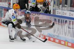 Penny DEL - Eishockey - Saison 2021/22 - ERC Ingolstadt - Fischtown Pinguins Bremerhaven - Simon Gnyp (#3 ERCI) - Alex Friesen (Nr.57 - Fischtown Pinguins Bremerhaven) - Eis spritzt -  Foto: Jürgen Meyer