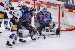 DEL; ERC Ingolstadt - Eisbären Berlin; Torwart Michael Garteig (Nr.34 - ERC) in Bedrängnis Eric Hördler (Nr.77 - Berlin) Fabio Wagner (Nr.5 - ERC)