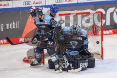 DEL; Playoffs; ERC Ingolstadt - Adler Mannheim; Halbfinale; Torwart Kevin Reich (35 - ERC) Maury Edwards (23 ERC) Tyler Gaudet (Nr.58 - Adler) Torchance knapp vorbei