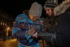 ERC Ingolstadt - Saison 2022/23 - Spieler an der Eisarena - Emil Quaas beim Autogramme schreiben  - Foto: Markus Banai