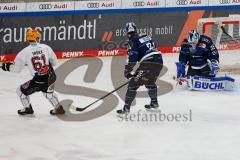 Penny DEL - Eishockey - Saison 2021/22 - ERC Ingolstadt - Fischtown Pinguins Bremerhaven -  Kevin Reich Torwart (#35 ERCI) - Trska Peter (Nr.61 - Fishtown Pinguins Bremerhaven) - Brandon Defazio (#24 ERCI) - Foto: Jürgen Meyer