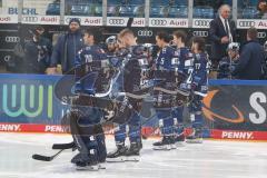 Penny DEL - Eishockey - Saison 2021/22 - ERC Ingolstadt - Krefeld Pinguine - ERCI Siler bei der starting six - Danny Taylor Torwart (#70 ERCI) - #86# - Fabio Wagner (#5 ERCI) - Mathew Bodie (#22 ERCI) - Chris Bourque (#77 ERCI) -  Foto: Jürgen Meyer