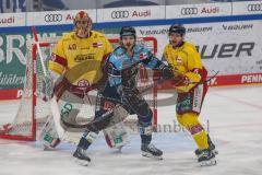 DEL; Playoffs; ERC Ingolstadt - DEG Düsseldorf; Charles Bertrand (33 ERC) Torwart Henrik Haukeland (Nr.40 - DEG)  Nicolas Geitner (Nr.5 - DEG)