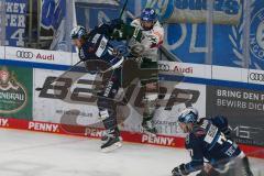 Penny DEL - Eishockey - Saison 2021/22 - ERC Ingolstadt - Augsburger Panther -  Scott Valentine (#22 Augsburg) - Louis-Marc Aubry (#11 ERCI) - Foto: Stefan Bösl