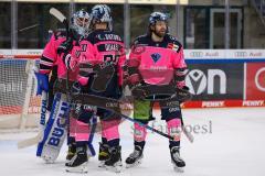 Penny DEL - Eishockey - Saison 2021/22 - ERC Ingolstadt - Nürnberg Ice Tigers - Die Spieler klatschen bei Kevin Reich Torwart (#35 ERCI) ab - Mirko Höflin (#10 ERCI) - Emil Quaas (#20 ERCI)  -  Foto: Jürgen Meyer