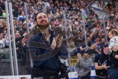 DEL; Playoffs; ERC Ingolstadt - DEG Düsseldorf; Sieg Jubel Freude Halbfinale erreicht, Fan Fankurve Banner Fahnen Spruchband Spieler bedanken sich bei den Fans, Torwart Kevin Reich (35 - ERC)