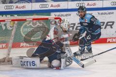 DEL; Playoffs; ERC Ingolstadt - Adler Mannheim; Halbfinale; Wayne Simpson (21 - ERC) umfährt das Tor von Torwart Arno Tiefensee (Nr.30 - Adler) Torchance