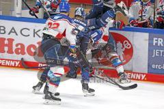 Penny DEL - Eishockey - Saison 2021/22 - ERC Ingolstadt - Adler Mannheim -  Florian Elias (#77 Mannheim) - Samuel Soramies (#28 ERCI) - Check an der Bande - Foto: Meyer Jürgen