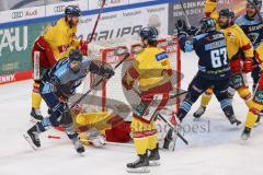 DEL; Playoffs; ERC Ingolstadt - DEG Düsseldorf; Mirko Höfflin (10 - ERC) stochert den Puck vom Tornetz runter ins Tor zum 4:6 Anschlusstreffer, Tor Jubel Treffer gegen Torwart Henrik Haukeland (Nr.40 - DEG) Bernhard Ebner (Nr.67 - DEG) Wayne Simpson (21 -