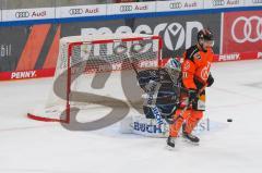 Penny DEL - Eishockey - Saison 2021/22 - ERC Ingolstadt - Grizzlys Wolfsburg - Karri Rämö Torwart (#31 ERCI) - Trevor Mingoia (#11 Wolfsburg) -  Foto: Jürgen Meyer