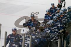 Penny DEL - Eishockey - Saison 2021/22 - ERC Ingolstadt - Augsburger Panther - Der 5:2 Führungstreffer durch Wayne Simpson (#21 ERCI) - jubel - Abklatschen an der Bande -  Foto: Stefan Bösl