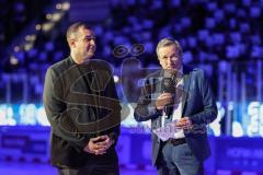 DEL; ERC Ingolstadt - Dresdner Eislöwen; Ehrung Thomas Greilinger (39 ERC) mit seinen Söhnen, ERC-Geschäftsführer Claus Liedy