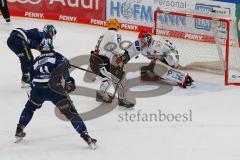 Penny DEL - Eishockey - Saison 2021/22 - ERC Ingolstadt - Fischtown Pinguins Bremerhaven - Emil Quaas (#20 ERCI) - Torwart Maximilian Franzreb (Nr.56 - Fischtown Pinguins Bremerhaven) -  Foto: Jürgen Meyer