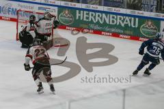 Penny DEL - Eishockey - Saison 2021/22 - ERC Ingolstadt - Kölner Haie - Der 1:1 Ausgleichstreffer durch Leon Hüttl (#25 ERCI) - jubel - Justin Pogge Torwart (#49 Köln) - Alex Roach (#44 Köln) -  Foto: Stefan Bösl