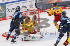 DEL; Playoffs; ERC Ingolstadt - DEG Düsseldorf; Mirko Höfflin (10 - ERC) stochert den Puck vom Tornetz runter ins Tor zum 4:6 Anschlusstreffer, Tor Jubel Treffer gegen Torwart Henrik Haukeland (Nr.40 - DEG) Bernhard Ebner (Nr.67 - DEG)