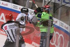 DEL - Eishockey - Saison 2020/21 - ERC Ingolstadt - Nürnberg Ice Tigers  - Samuel Soramies (#28 ERCI) und Dane Fox (#74 Nürnberg) Boxkampf - Foto: Jürgen Meyer