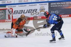 DEL; ERC Ingolstadt - Grizzlys Wolfburg; Wojciech Stachowiak (Nr.19 - ERC) scheitert an Torwart Dustin Strahlmeier (Nr.1 - Grizzlys)