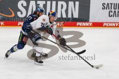 Penny DEL - Eishockey - Saison 2021/22 - ERC Ingolstadt - EHC Red Bull München - Chris Bourque (#77 ERCI) - Maximilian Daubner (#70 München) -  Foto: Jürgen Meyer