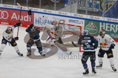 Penny DEL - Eishockey - Saison 2021/22 - ERC Ingolstadt - Red Bull München - Brandon Defazio (#24 ERCI) sein Handschuh hängt am Schläger - Frederik Storm (#9 ERCI) - Danny aus den Birken Torwart (#33 München) -  Foto: Jürgen Meyer