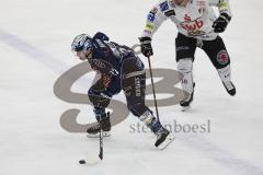 Im Bild: Mathew Bodie (#22 ERCI) Tye McGinn (Bremerhaven)

