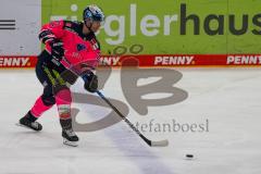 Penny DEL - Eishockey - Saison 2021/22 - ERC Ingolstadt - Nürnberg Ice Tigers - Mathew Bodie (#22 ERCI) -  Foto: Jürgen Meyer