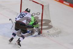 DEL - Eishockey - Saison 2020/21 - ERC Ingolstadt - Nürnberg Ice Tigers - Michael Garteig Torwart (#34 ERCI) - Daniel Schmölz (#25 Nürnberg) - Foto: Jürgen Meyer