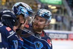 Penny DEL - Eishockey - Saison 2021/22 - ERC Ingolstadt - Krefeld Pinguine - Brandon Defazio (#24 ERCI) - Louis-Marc Aubry (#11 ERCI) - nach dem Spiel -  Foto: Jürgen Meyer