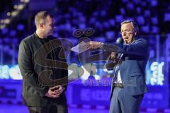 DEL; ERC Ingolstadt - Dresdner Eislöwen; Ehrung Thomas Greilinger (39 ERC) mit seinen Söhnen, ERC-Geschäftsführer Claus Liedy