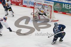 Penny DEL - Eishockey - Saison 2021/22 - ERC Ingolstadt - Red Bull München - Daniel Pietta (#86 ERCI) - Danny aus den Birken Torwart (#33 München) -  Foto: Jürgen Meyer