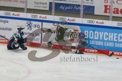 Penny DEL - Eishockey - Saison 2021/22 - ERC Ingolstadt - Augsburger Panther - Wojciech Stachowiak (#19 ERCI) - Dennis Miller (#52 Augsburg) -  Check an der Bande - Foto: Stefan Bösl