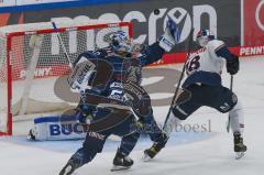 Penny DEL - Eishockey - Saison 2021/22 - ERC Ingolstadt - Red Bull München - Kevin Reich Torwart (#35 ERCI) - Justin Schütz (#18 München) -  Foto: Jürgen Meyer