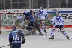 DEL - Eishockey - Saison 2020/21 - ERC Ingolstadt - Schwenninger Wild Wings - Brandon Defazio (#24 ERCI) - Joakim Eriksson Torwart (#60 Schwenningen) - Cedric Schiemenz (#48 Schwenningen) - Foto: Jürgen Meyer
