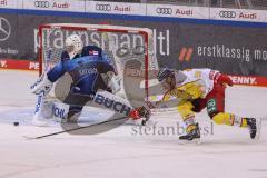DEL - Eishockey - ERC Ingolstadt - Düsseldorfer EG - Torchance, Torwart Nicolas Daws (35 ERC) Matt Carey (19 DEG)