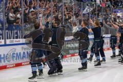 DEL; Playoffs; ERC Ingolstadt - DEG Düsseldorf; Sieg Jubel Freude Halbfinale erreicht, Fan Fankurve Banner Fahnen Spruchband Spieler bedanken sich bei den Fans